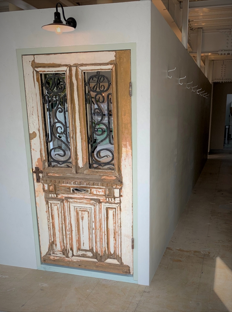 【施工事例】ヘアサロンのインテリアに玄関ドアを ボンコテ｜アンティークドア、窓、家具や古道具
